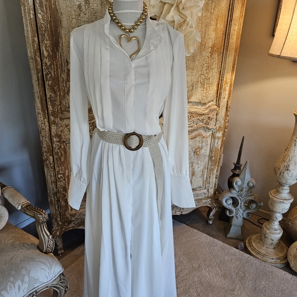 Elegant White Pleated-Front Maxi Dress with Long Sleeves - Picture 2 of 13